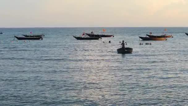 Cham Island, Vietnam-06 18 2020: Fisherman paddling on a vietnamese basket boat. — 图库视频影像