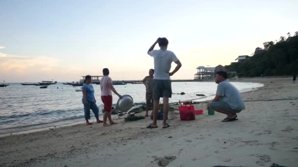 Cham Island, Vietnam-06 18 2020: Lokale mensen op het strand die met elkaar praten. — Stockvideo