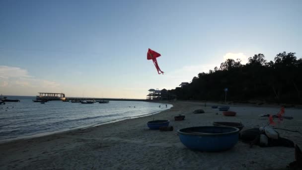 A kite floating in the air slowly landing at the beach. — Stock Video