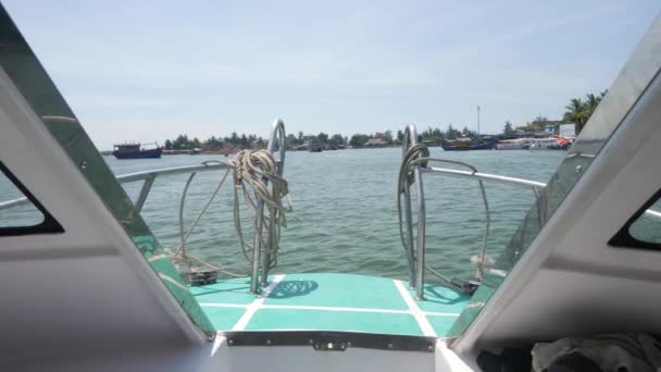 Pemandangan di depan perahu motor yang melaju cepat di laut pada hari musim panas. — Stok Video
