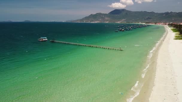 Légi kilátás trópusi strand üdülőhely móló és hajók a kék tenger. — Stock videók