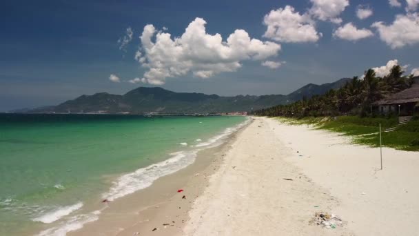 Scenic vliegen over een tropisch wit zandstrand eiland in Azië op zomerdag. — Stockvideo