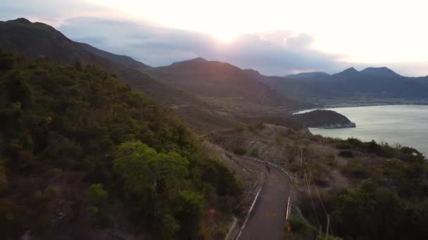 Panorámica aérea de montañas paisaje con carretera en el acantilado y vista al mar — Vídeos de Stock
