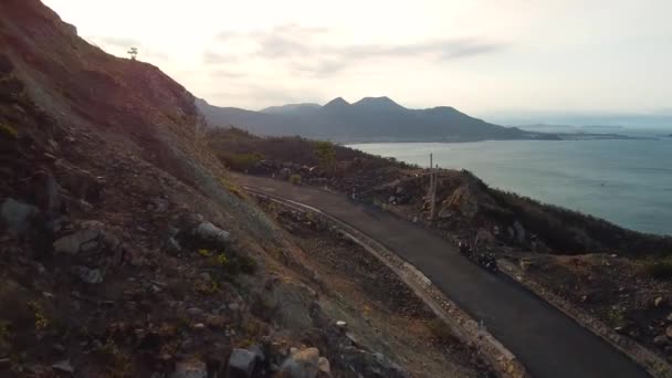 Drone volo sulla strada ciffside sul bordo delle montagne con vista sull'oceano — Video Stock