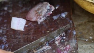 Tahta tahtada taze balık keserken ve temizlerken makro pozlar..