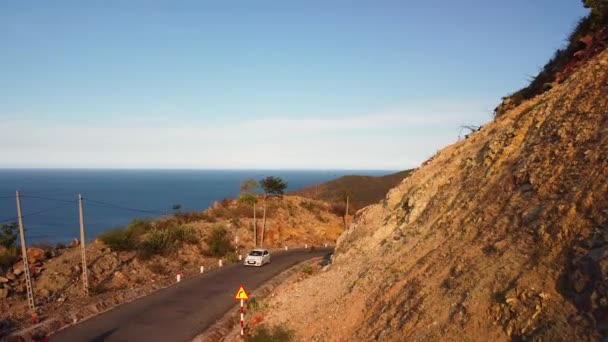 Drone volare su una strada scogliera con auto e moto in esecuzione. — Video Stock