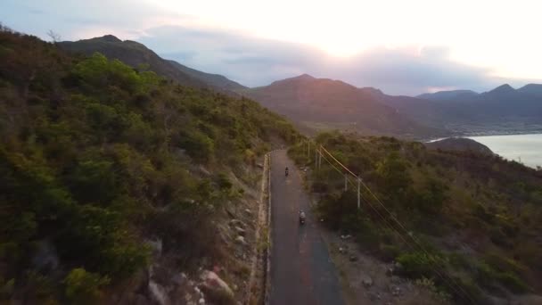 Αεροφωτογραφία γραφικού χωματόδρομου στα βουνά κατά τη διάρκεια του ηλιοβασιλέματος. — Αρχείο Βίντεο