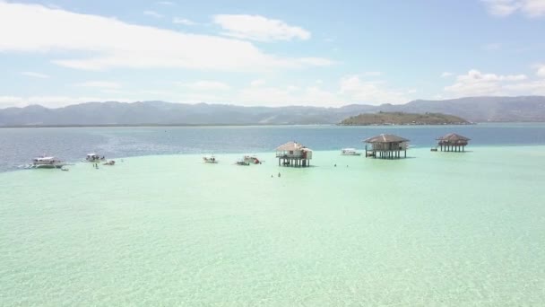 Γραφική θέα του τροπικού beach sand bar με κρυστάλλινα γαλαζοπράσινα νερά. — Αρχείο Βίντεο