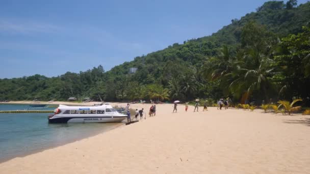 Barca turistica scaricare i passeggeri in una spiaggia panoramica esotica in una calda giornata estiva — Video Stock