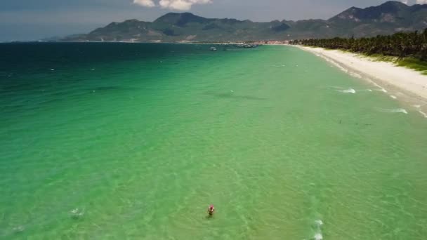 Légi kilátás gyönyörű strand krisztális tiszta érintetlen víz a nyári napon. — Stock videók