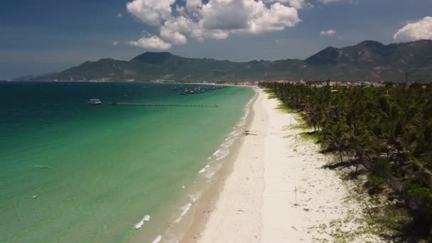 Légi festői trópusi strand hullámok ecset a fehér tengerparton. — Stock videók