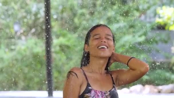Primer plano retrato de feliz hermosa mujer joven tomando ducha al aire libre. — Vídeos de Stock