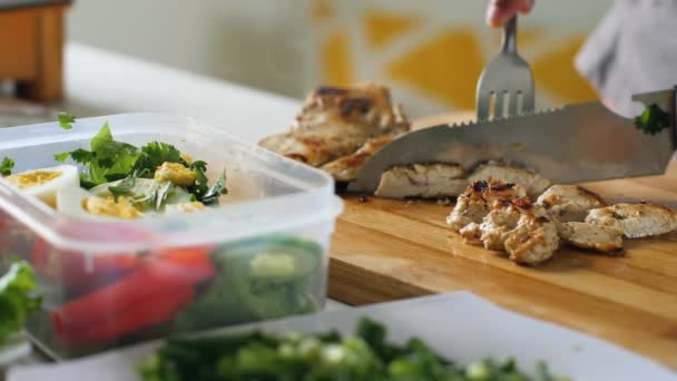 Woman preparing healthy vegetable chicken salad in the home kitchen. — Stock Video