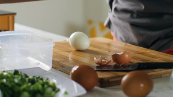 Primer plano de la mujer en la cocina preparando una ensalada de verduras saludables con huevos. — Vídeos de Stock