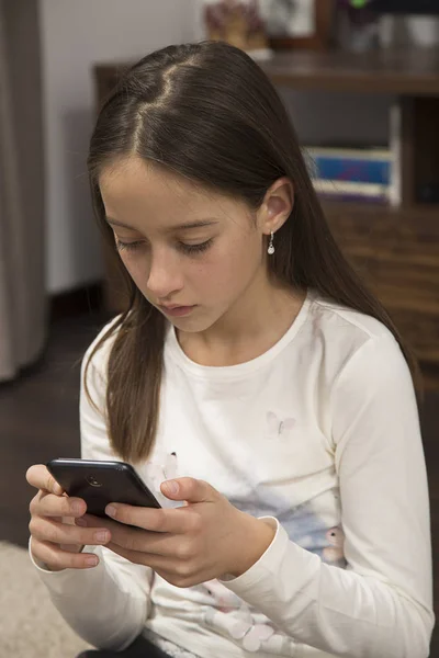 Little Girl Play Celular Phone — Stock Photo, Image