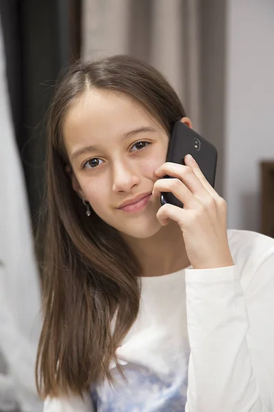 Teenager Girl Talking Mobil Phone — Stock Photo, Image