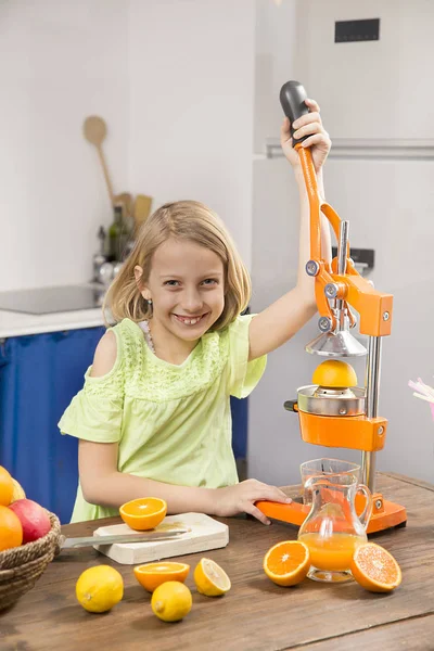 Little Girl Make Fresh Juice — Stock Photo, Image