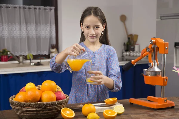Making Fresh Orange Juice — Stock Photo, Image