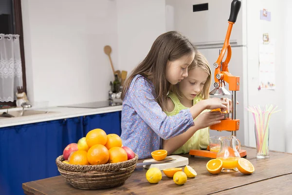 Sister Make Orange Juice — Stock Photo, Image