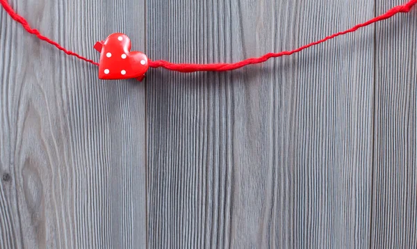 木材の背景の赤いバレンタイン ハート — ストック写真