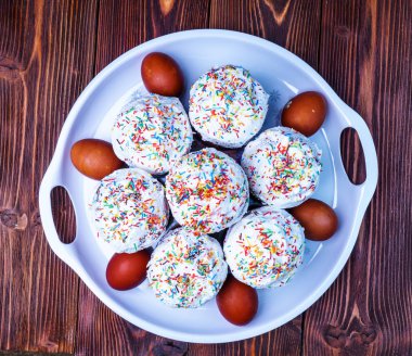 Taze hazırlanmış Paskalya kek ve Paskalya yumurtası. Mutlu Paskalya