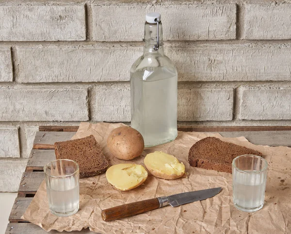 Geleneksel Rus aperatifler açık. Alkol yemekle. Votka, salça, konserve gobies füme balık, sandviç pastırma ve soğan ile.