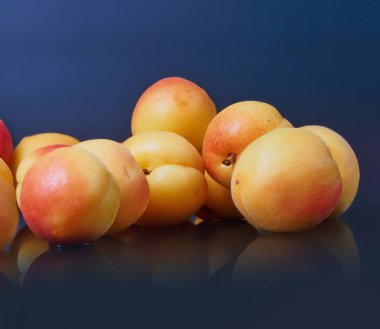 Siyah arka plan üzerine izole olgun taze kayısı.