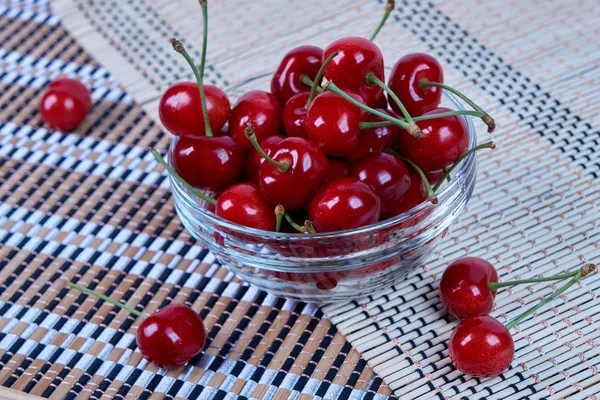 Viele Reife Frische Aprikosen Und Kirschen Einer Glasvase Auf Einer — Stockfoto