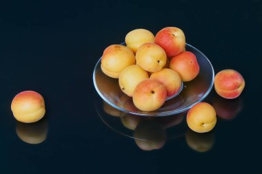 Siyah arka plan üzerine izole olgun taze kayısı.