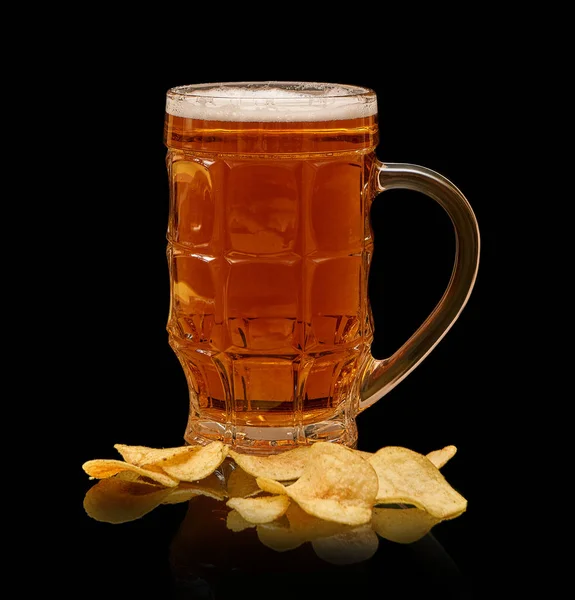 Glas Bier Mok Met Aardappel Chips Geïsoleerd Zwarte Achtergrond — Stockfoto