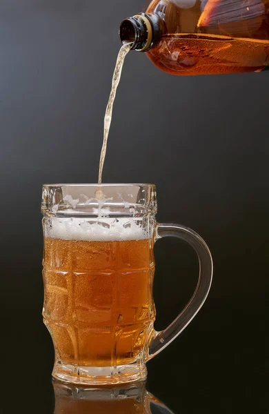 Bier Uit Een Pet Fles Gieten Een Mok Glas Een — Stockfoto