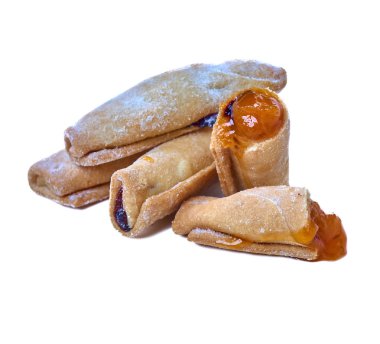 Kiraz ve izole beyaz bir arka plan üzerinde siyah kuş üzümü ile çerezleri haddelenmiş. Şekerli tatlı.