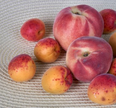 Beyaz arka plan üzerinde izole lezzetli kayısı ve Şeftali meyve.