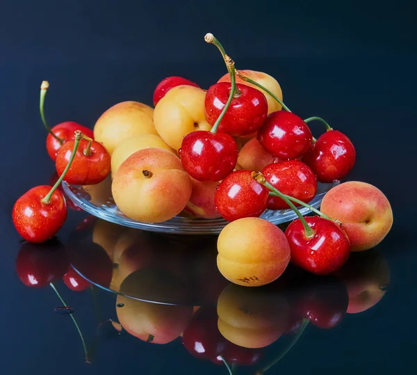 Reife Frische Aprikosen Und Kirschen Einer Transparenten Glasvase Auf Dunklem — Stockfoto