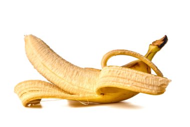 Yarım soyulmuş muz, beyaz arka planda izole edilmiş açık muz..