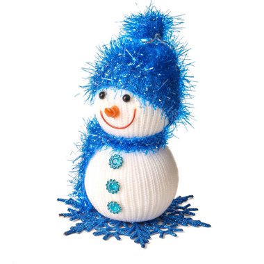 Mavi şapka ve beyaz arka plan üzerinde izole eşarp oyuncak kardan adam