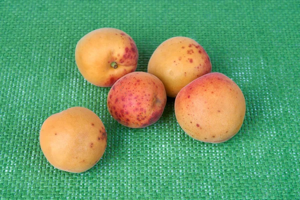 Frutti freschi e deliziosi di albicocca isolati su sfondo bianco — Foto Stock