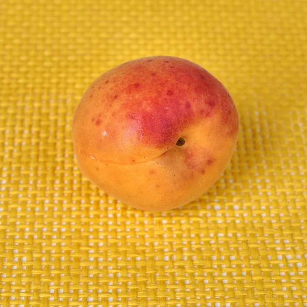 Fruits d'abricot frais et délicieux sur fond jaune — Photo