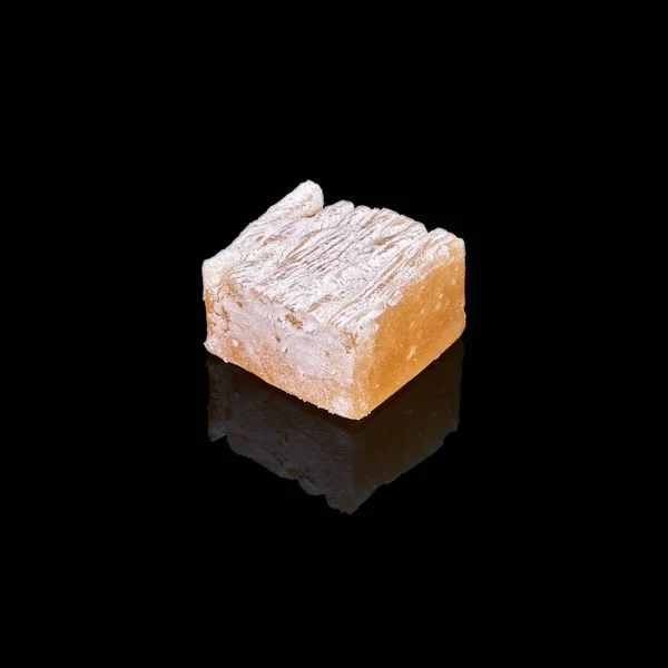 Turco dulce deleita rahat-lokum aislado sobre fondo negro — Foto de Stock