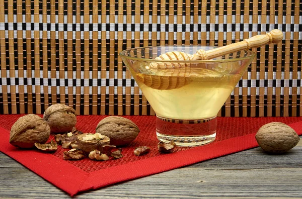 Miel Jarrón Vidrio Sobre Una Mesa Madera Con Nueces Una — Foto de Stock