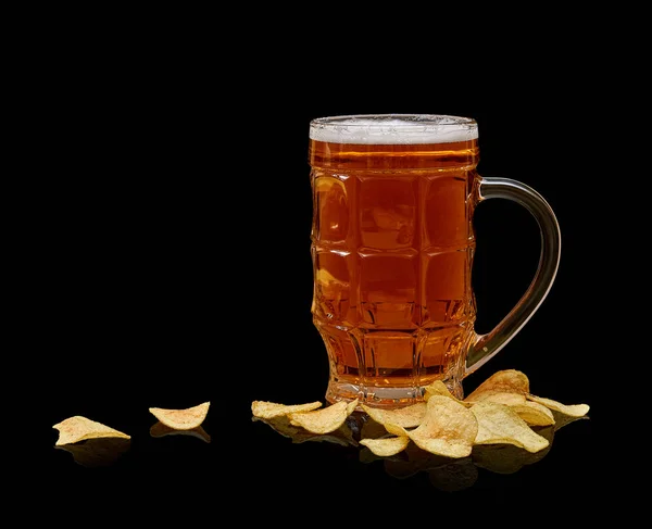 Glas Bier Mok Met Aardappel Chips Geïsoleerd Zwarte Achtergrond — Stockfoto