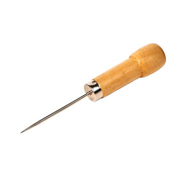 Beyaz arka plan üzerinde izole Ahşap Saplı tığ.