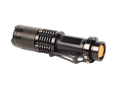 izole beyaz bir arka plan üzerinde siyah fener.