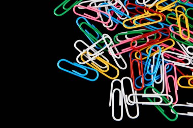 Siyah arka planda izole renkli kağıt klipleri Lots