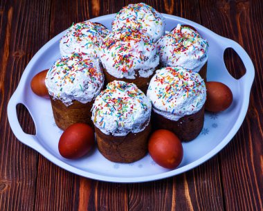 Taze hazırlanmış Paskalya kek ve Paskalya yumurtası. Mutlu Paskalya