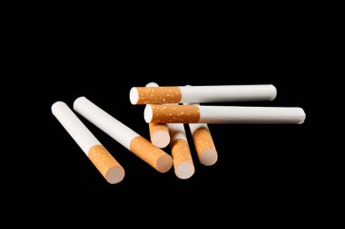 Siyah arka planda yalıtılmış bazı filtre Sigara