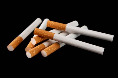 Siyah arka planda yalıtılmış bazı filtre Sigara