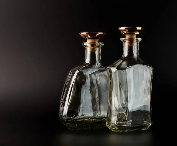 Красива пляшка прозорого скла ізольована на чорному тлі — стокове фото