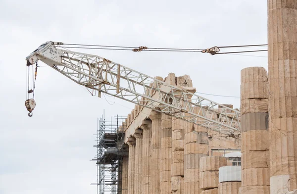 Parthenon sütunlar, vinç ve iskele. Atina, Yunanistan. 