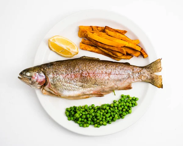 Sebze ve bir beyaz tabakta Patates Fırında Alabalık